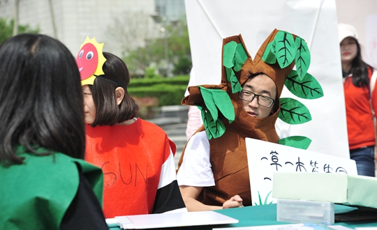 1492767595244046857.jpg 7.学生环保行为艺术展示_副本.jpg